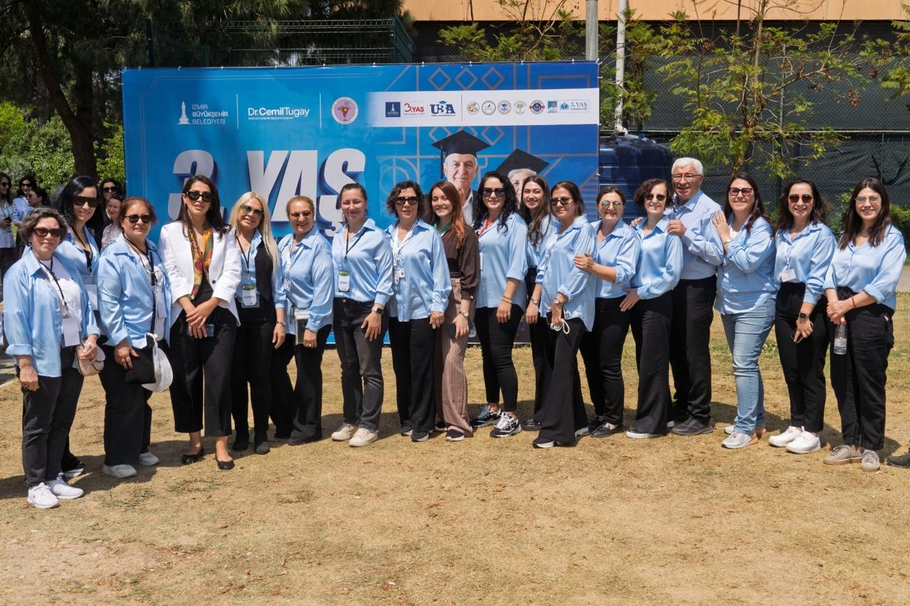 İzmir'de düzenlenen 3. Yaş Üniversiteleri Şenliği'nden genel görünüm