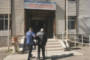 Kocaeli'de çöp evde yaşayan ve Büyükşehir Belediyesi'nin yardımıyla sağlığına kavuşan yaşlı adam