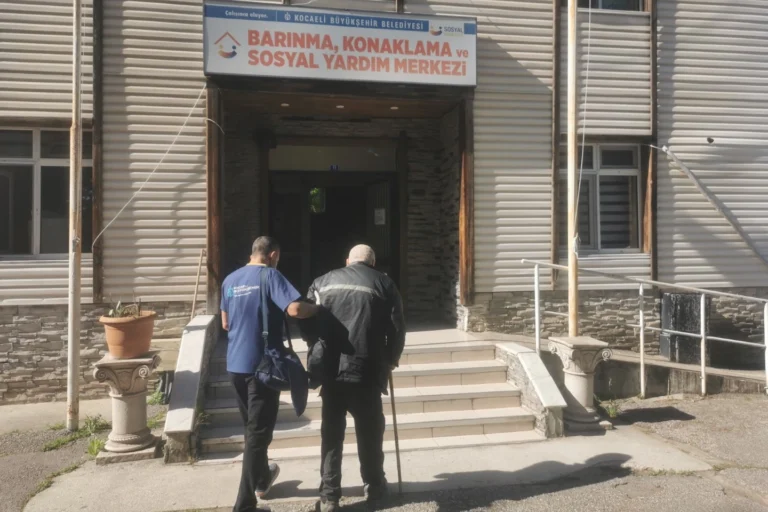 Kocaeli'de çöp evde yaşayan ve Büyükşehir Belediyesi'nin yardımıyla sağlığına kavuşan yaşlı adam