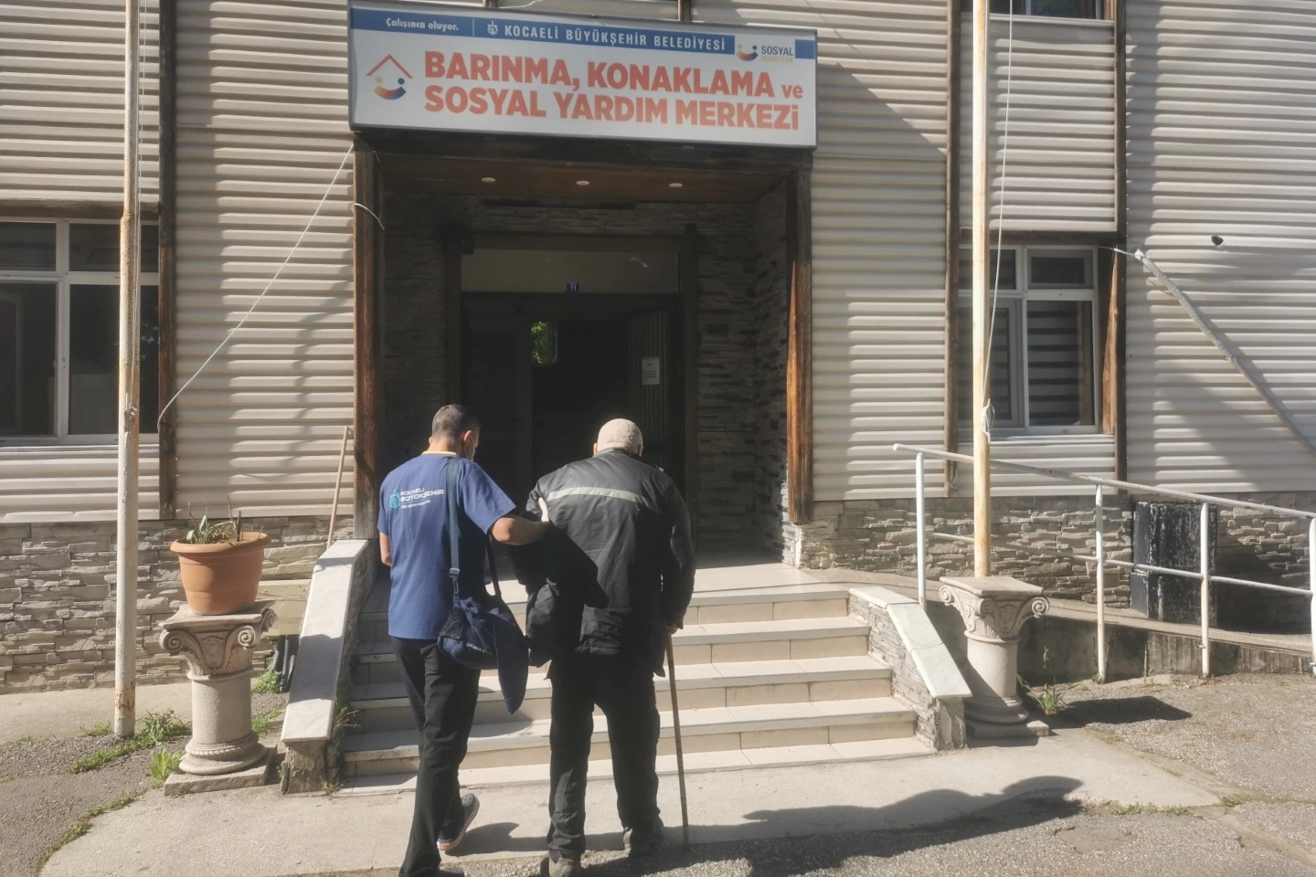 Kocaeli'de çöp evde yaşayan ve Büyükşehir Belediyesi'nin yardımıyla sağlığına kavuşan yaşlı adam