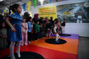 Çayırova Belediyesi 2. Bilim Şenliği'nde çocuklar ve aileler bilimsel etkinliklere katılıyor.