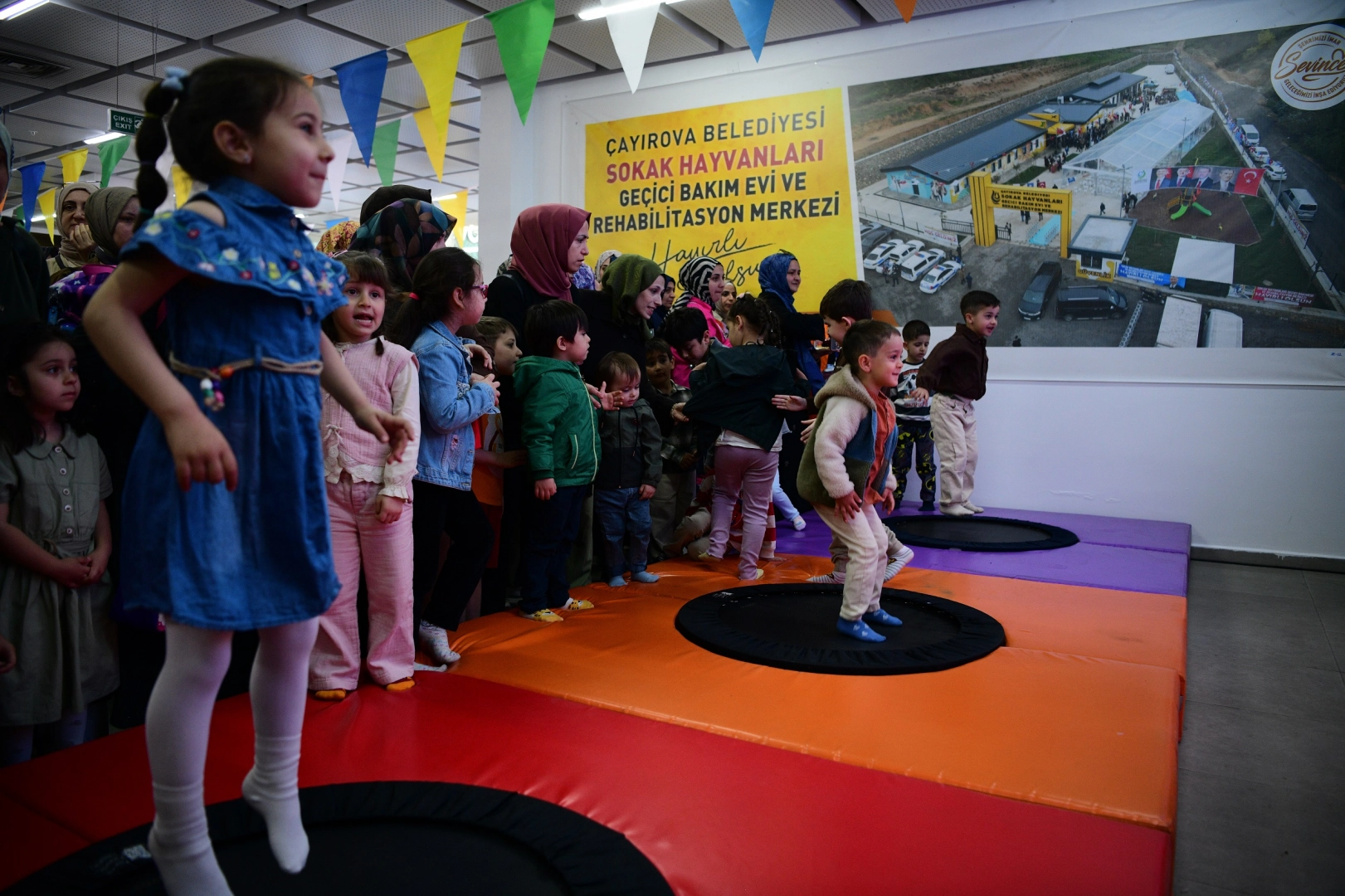 Çayırova Belediyesi 2. Bilim Şenliği'nde çocuklar ve aileler bilimsel etkinliklere katılıyor.