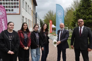 Kocasinan Belediye Başkanı Ahmet Çolakbayrakdar, öğrencilere Kocaburger ikram ederken