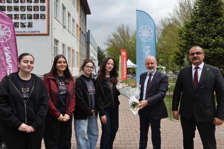 Kocasinan Belediye Başkanı Ahmet Çolakbayrakdar, öğrencilere Kocaburger ikram ederken