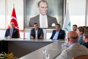 Narlıdere Belediye Başkanı Erman Uzun, mahalle muhtarlarıyla ortak akıl toplantısında bir araya geldi.