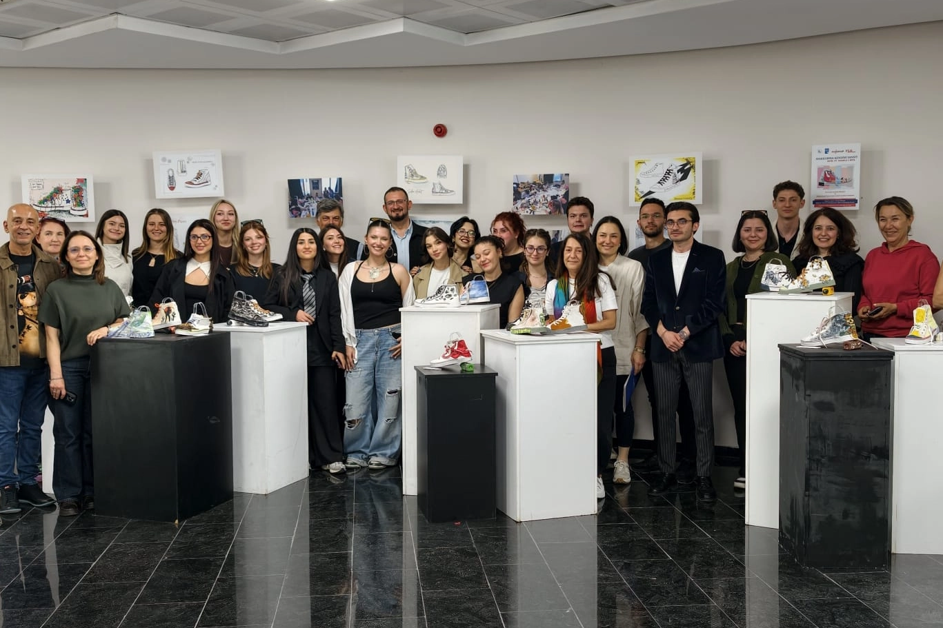 Dokuz Eylül Üniversitesi öğrencilerinin ayakkabı tasarım sergisinden bir kare