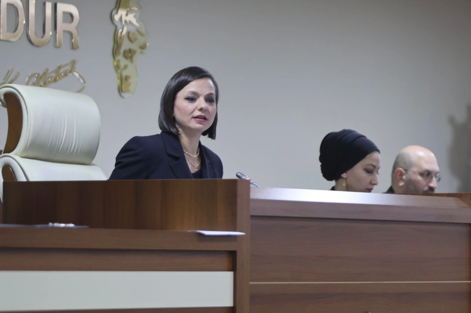 Karabağlar Belediye Başkanı Helil Kınay, meclis toplantısında açıklamalarda bulunuyor.