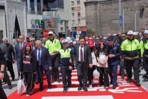 Kayseri'de 'Önce Yaya' etkinliği kapsamında trafik güvenliği konusunda bilgilendirme yapılıyor.