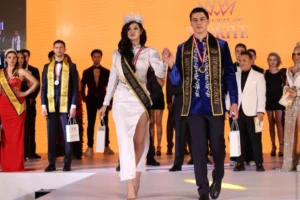 Top Model Of Türkiye 2026 birincileri İclal Demir ve Dilhan Divriku sahnede taclarını takarken.