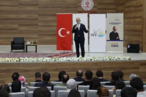 Bahadır Yenişehirlioğlu Van'da gençlerle medeniyet, insan ve hikâye üzerine bir söyleşi gerçekleştirdi.