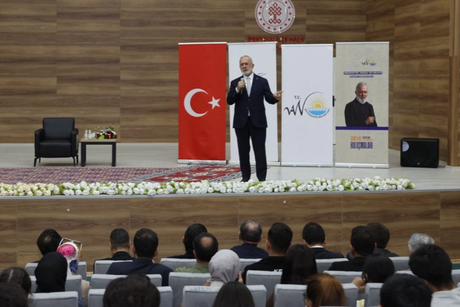 Bahadır Yenişehirlioğlu Van'da gençlerle medeniyet, insan ve hikâye üzerine bir söyleşi gerçekleştirdi.