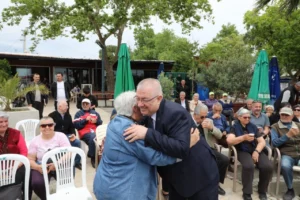 Edremit Belediye Başkanı Mehmet Ertaş, halkla buluşma etkinliğinde vatandaşlarla sohbet ediyor.