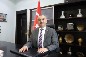 Kayseri Sanayi Odası Başkanı Mehmet Büyüksimitci Anneler Günü mesajı verirken