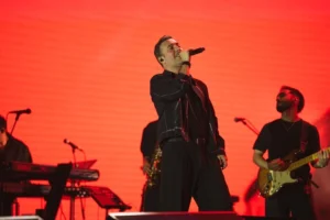 Oğuzhan Koç, Aydın Kültür Yolu Festivali'nde hayranlarına konser verirken
