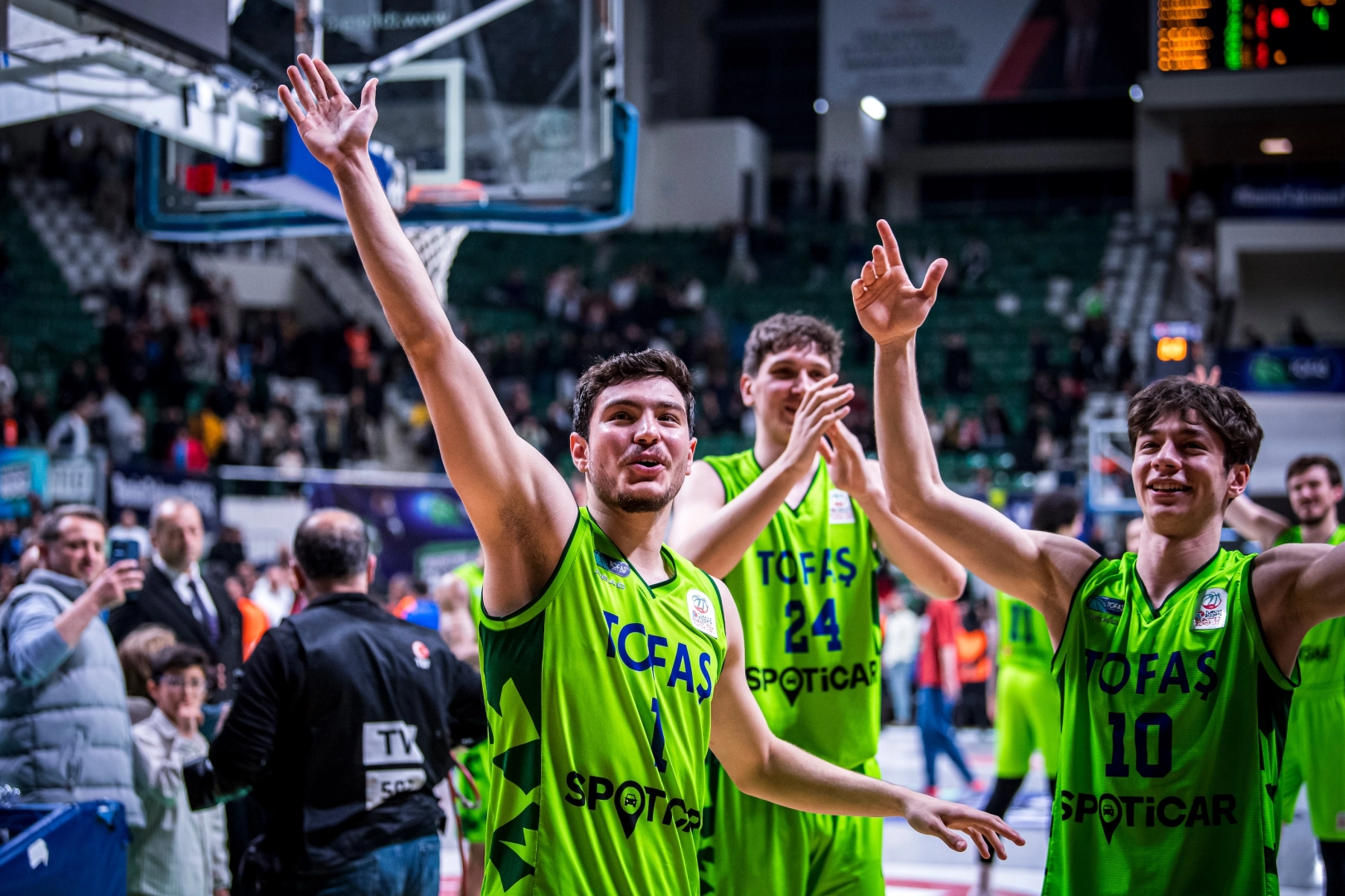 TOFAŞ basketbol takımı oyuncuları sahada