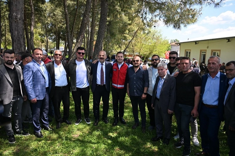 Balıkesir Büyükşehir Belediye Başkanı Ahmet Akın, İvrindi'nin Yağlılar Mahallesi'nde düzenlenen köy hayrına katıldı.