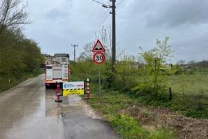 Kocaeli'de kırsal bir yolda yenilenen ve daha görünür hale getirilen trafik levhaları