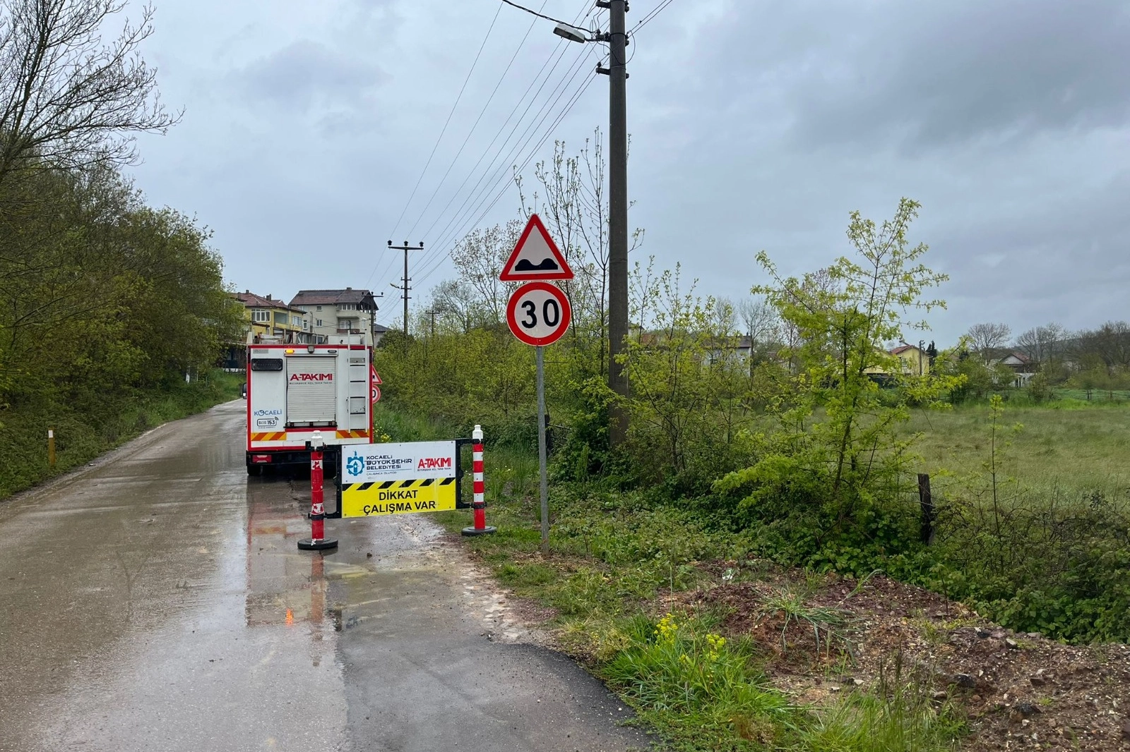 Kocaeli'de kırsal bir yolda yenilenen ve daha görünür hale getirilen trafik levhaları