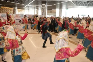 Denizli Üreten Kadınlar Festivali'nin açılışından bir görüntü, kadın girişimciler stantlarında ürünlerini sergiliyor.
