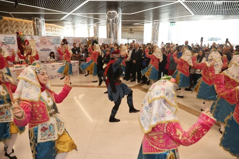 Denizli Üreten Kadınlar Festivali'nin açılışından bir görüntü, kadın girişimciler stantlarında ürünlerini sergiliyor.