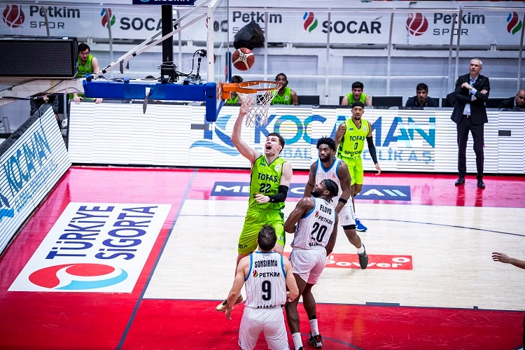 TOFAŞ Basketbol Takımı oyuncuları maç sırasında