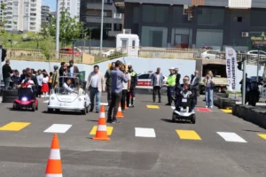 Şanlıurfa'da bir grup öğrenci, trafik eğitim parkında uygulamalı trafik eğitimi alıyor.