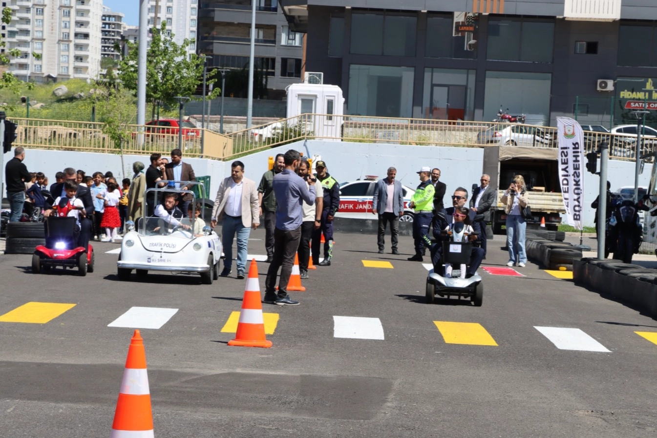Şanlıurfa'da bir grup öğrenci, trafik eğitim parkında uygulamalı trafik eğitimi alıyor.