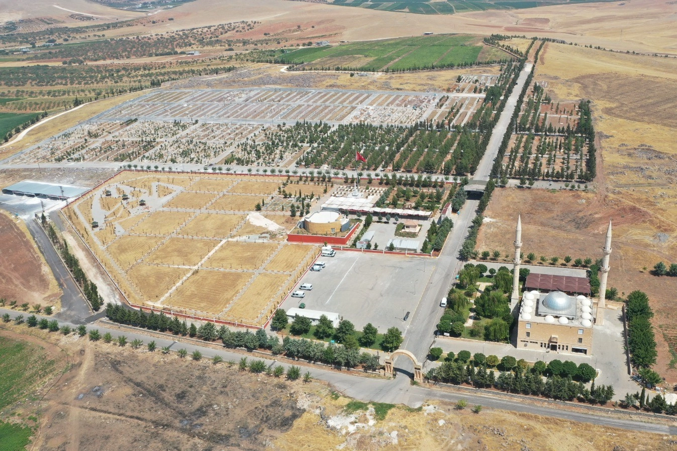 Şanlıurfa Yeni Asri Mezarlığı'nda asfalt yol çalışması