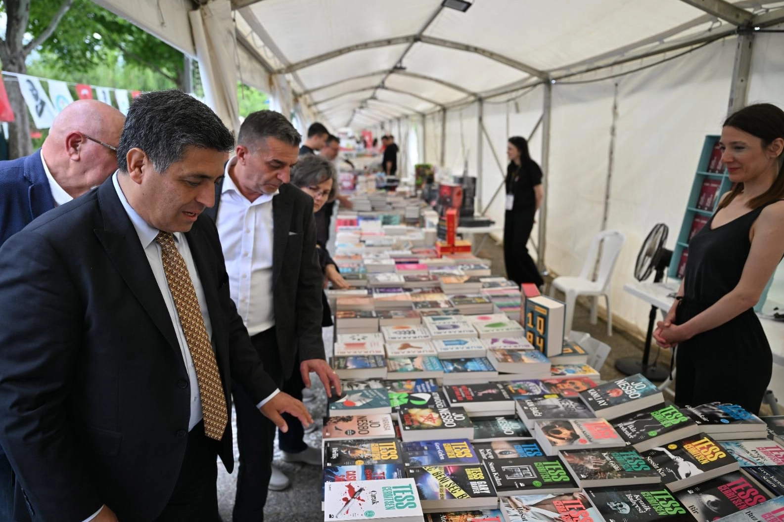 Manisa Kitap Fuarı'nın açılışından genel bir görünüm, okuyucular ve yazarlar bir arada.