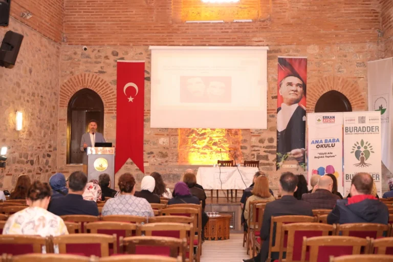 Osmangazi Belediyesi tarafından düzenlenen Ana Baba Okulu eğitim programı sertifika töreninden bir görüntü.
