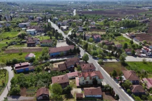 Sakarya Akyazı'da sıcak asfaltla yenilenen yol