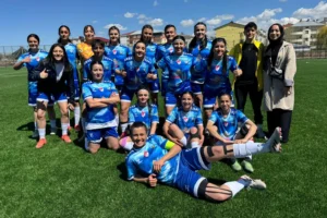 Bayazıtspor kadın futbol takımı oyuncuları galibiyeti kutluyor