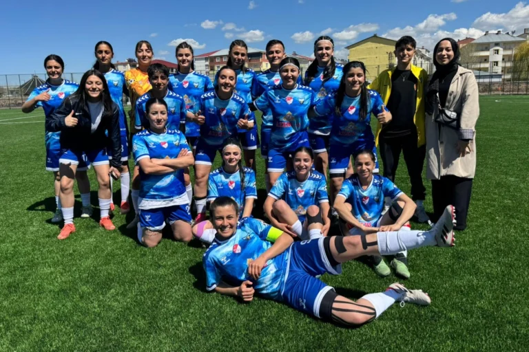 Bayazıtspor kadın futbol takımı oyuncuları galibiyeti kutluyor