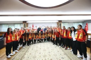 Kayseri Kadın Futbol Takımı oyuncuları kupalarıyla birlikte Büyükşehir Belediye Başkanı Dr. Memduh Büyükkılıç ile birlikte