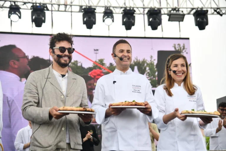 Balıkesir GastroFest'te ünlü şef Danilo Zanna ve Balıkesir Büyükşehir Belediye Başkanı Ahmet Akın, dört peynirli pizza hazırlarken