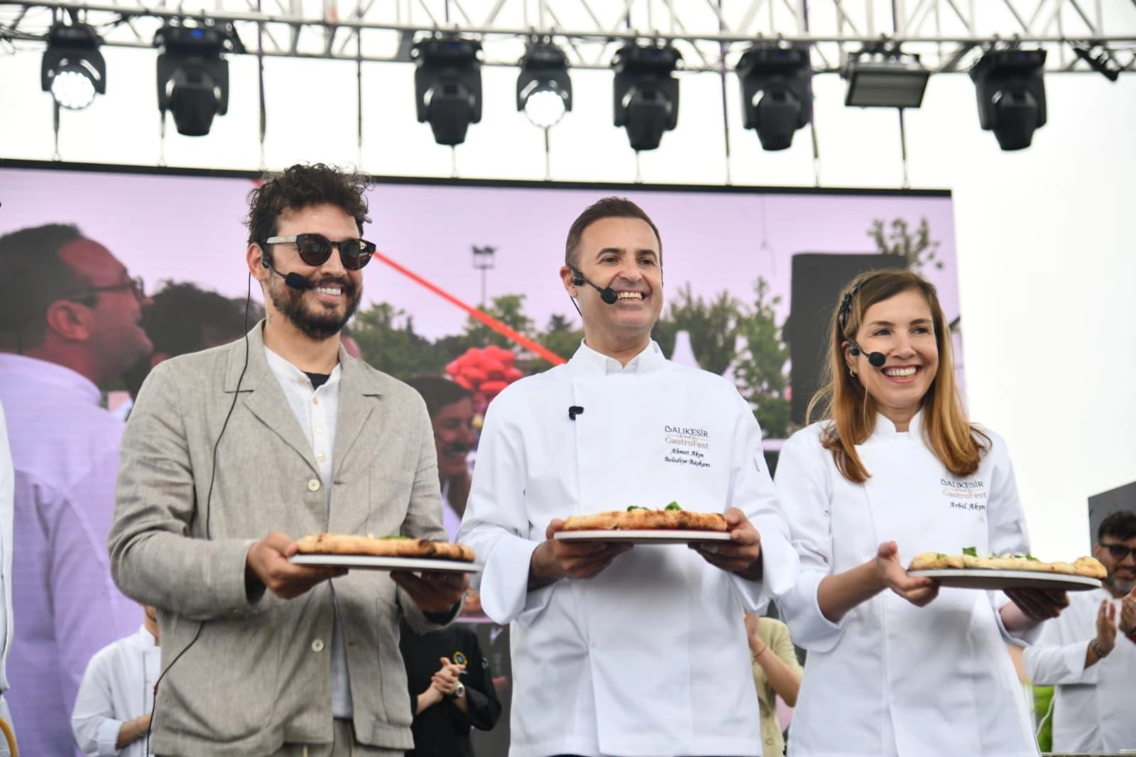 Balıkesir GastroFest'te ünlü şef Danilo Zanna ve Balıkesir Büyükşehir Belediye Başkanı Ahmet Akın, dört peynirli pizza hazırlarken