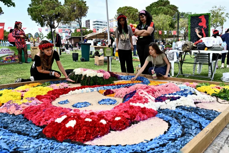 Antalya'da 130 bin çiçek kullanılarak düzenlenen Çiçek Desenleri Günleri etkinliğinden bir kesit.