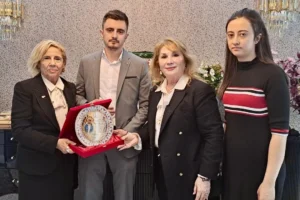 Öğretmen Ayla Kara'ya 'Yılın Kahraman Annesi' unvanı verildiği ziyaret