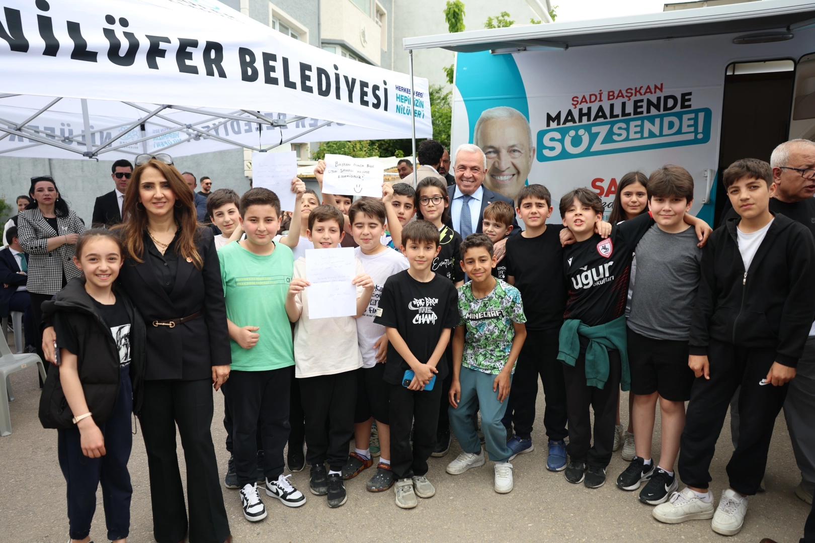 Bursa Nilüfer Belediye Başkanı Şadi Özdemir, Demirci Mahallesi'nde vatandaşlarla buluştu ve iki yeni park müjdesi verdi.