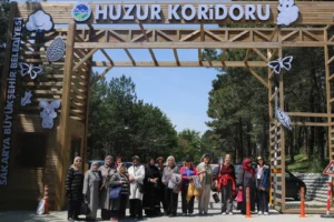 Sakarya YADEM tarafından düzenlenen doğa yürüyüşünde Huzur Koridoru'nda yürüyen yaşlılar