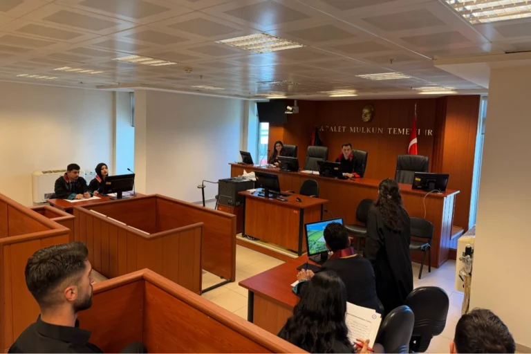 Trabzon'da hukuk öğrencileri, yargı simülasyonu etkinliğinde gerçek adliye salonunda uygulamalı deneyim yaşadı.