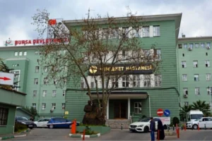Millet Partisi Bursa İl Başkanı Hüsamettin Akyıldız, sağlık kurumlarının özelleştirilmesine karşı tepkisini dile getiriyor.