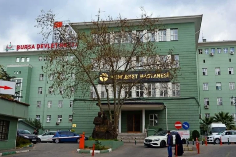 Millet Partisi Bursa İl Başkanı Hüsamettin Akyıldız, sağlık kurumlarının özelleştirilmesine karşı tepkisini dile getiriyor.