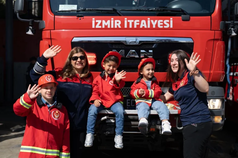 İzmir'de görev yapan kadın itfaiyeci anneler, hem alevlere koşuyor hem de annelik yapıyor.