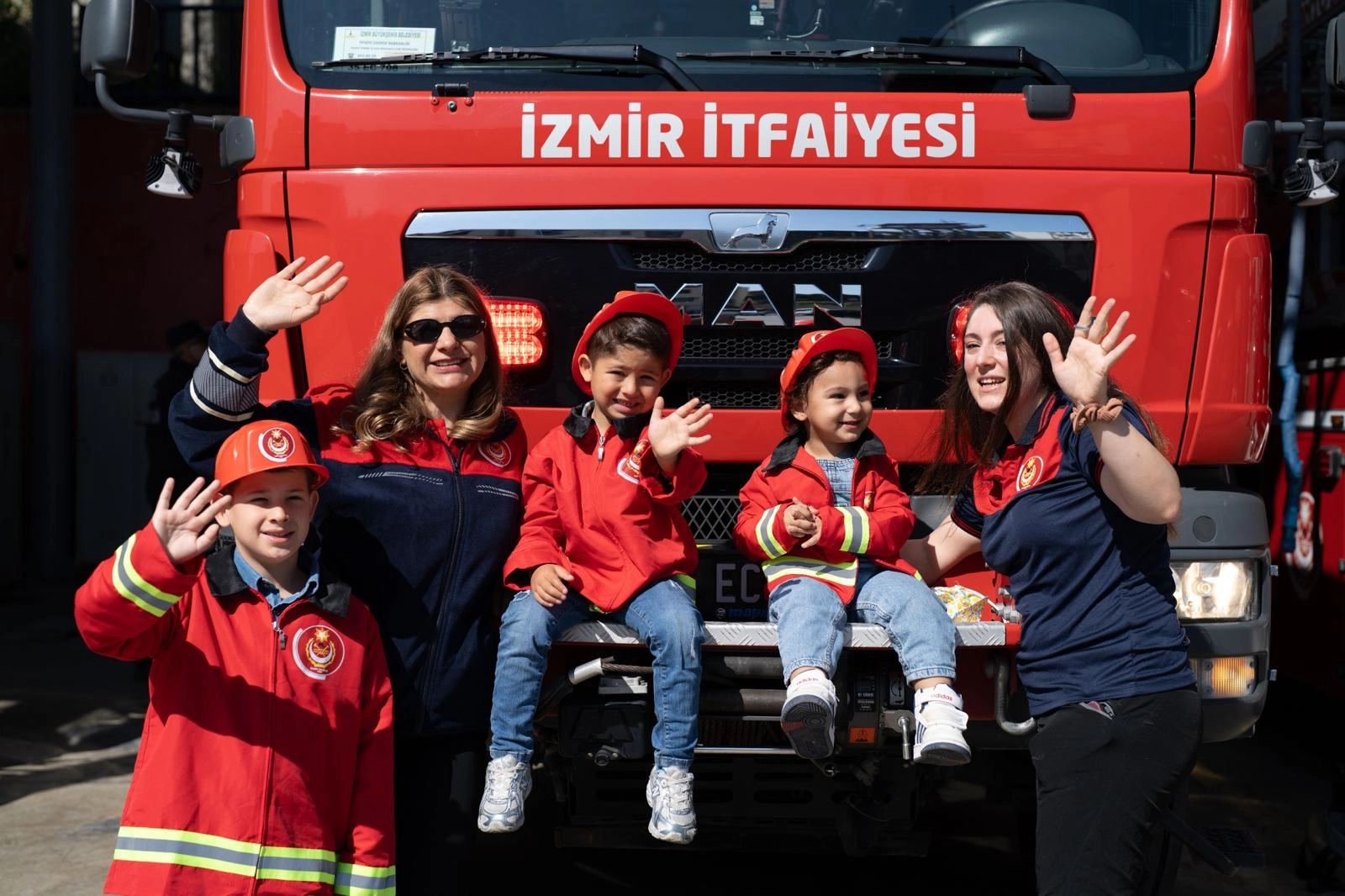 İzmir'de görev yapan kadın itfaiyeci anneler, hem alevlere koşuyor hem de annelik yapıyor.