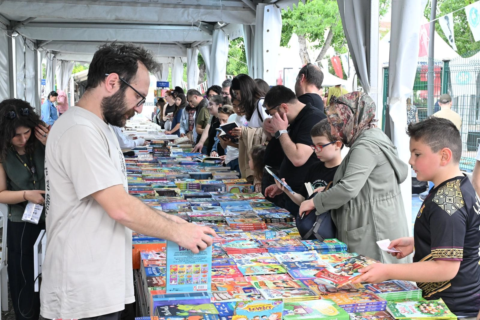 Manisa Kitap Fuarı'nda yazarlar okurlarla buluşuyor