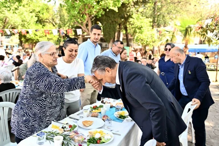 Muratpaşa Belediyesi tarafından şehit ve gazi anneleri için düzenlenen Anneler Günü kahvaltısı