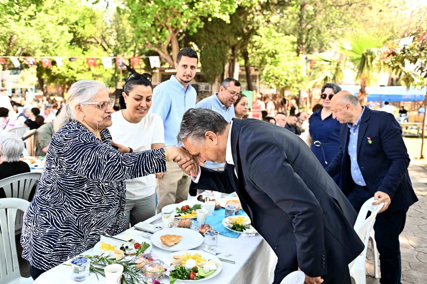 Muratpaşa Belediyesi tarafından şehit ve gazi anneleri için düzenlenen Anneler Günü kahvaltısı