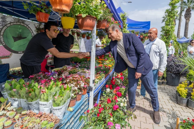 İzmir Balkon ve Bahçe Festivali'nde Kültürpark rengarenk çiçeklerle doldu, üretici ve vatandaşlar bir araya geldi.