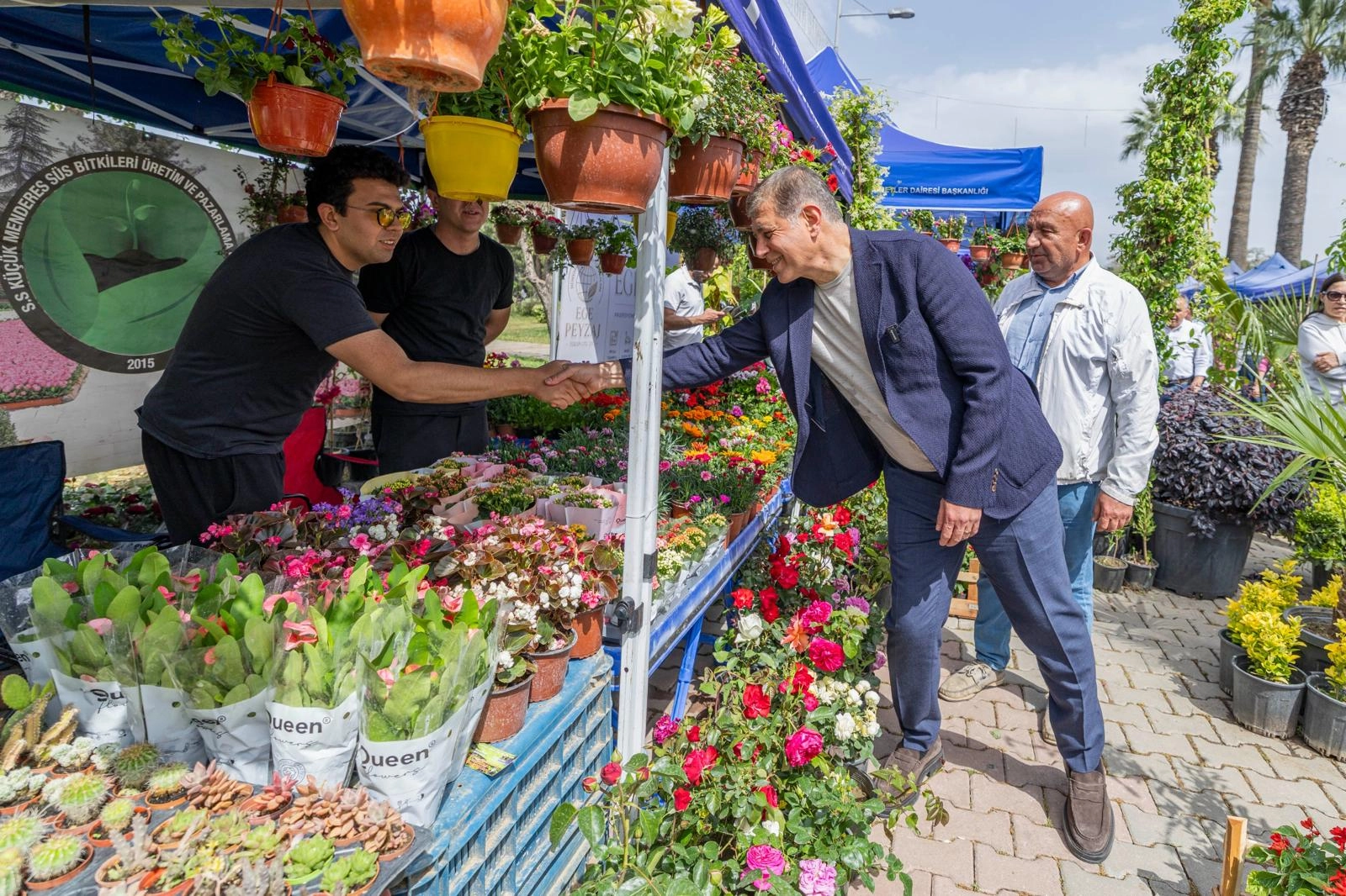 İzmir Balkon ve Bahçe Festivali'nde Kültürpark rengarenk çiçeklerle doldu, üretici ve vatandaşlar bir araya geldi.